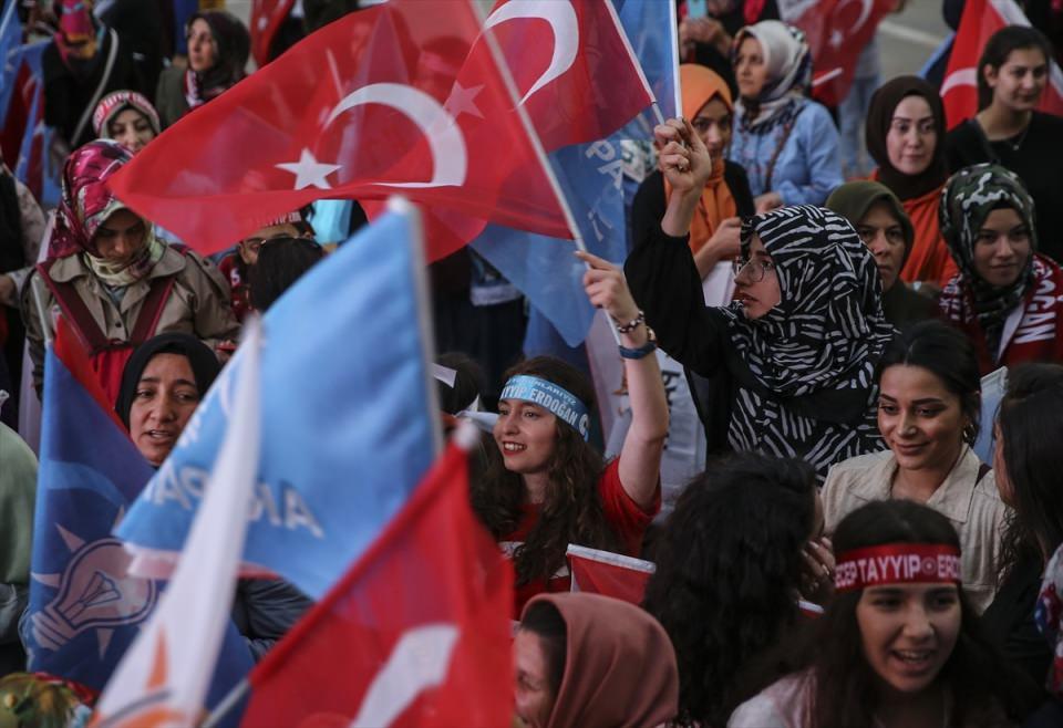 <p>Cumhurbaşkanı ve 27. Dönem Milletvekilliği seçimi sonuçlarının açıklanmaya başlamasının ardından, vatandaşlar AK Parti Genel Merkezi önünde toplanmaya başladı.</p>