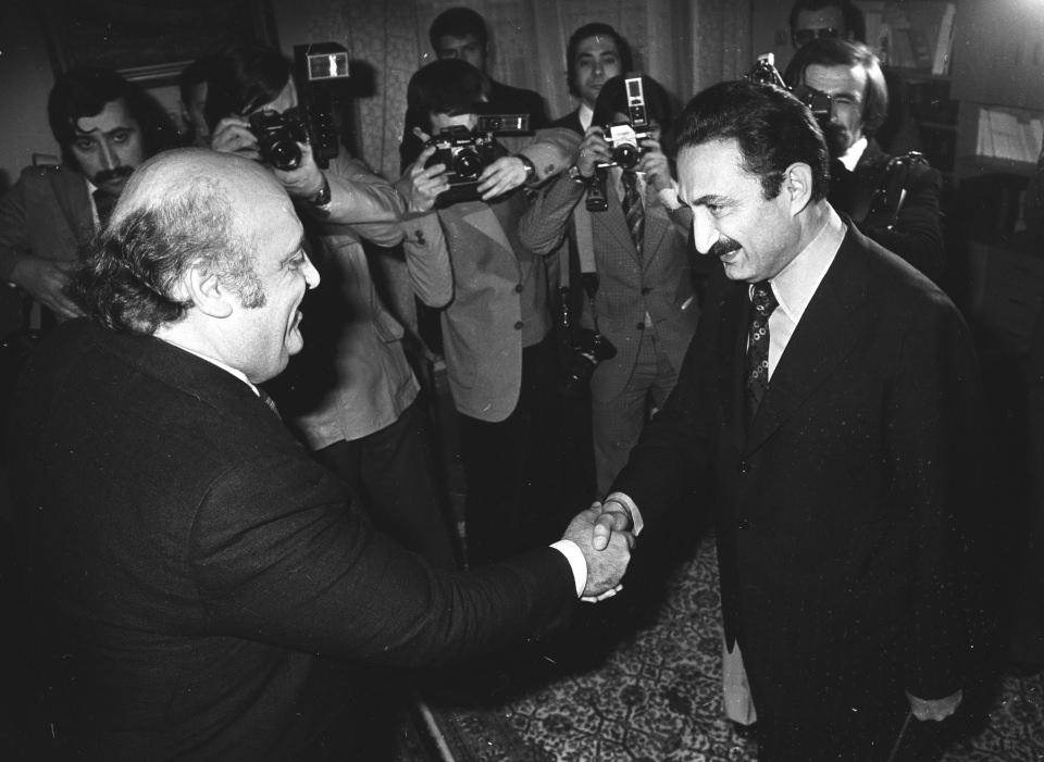 <p>Başbakan Süleyman Demirel, 26 Ekim 1977'de CHP Genel Başkanı Bülent Ecevit ile bir araya geldi.</p>
