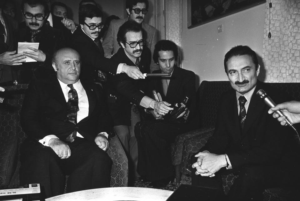 <p>Başbakan Süleyman Demirel (solda), 26 Ekim 1977'de CHP Genel Başkanı Bülent Ecevit (sağda) ile bir araya geldi. </p>
