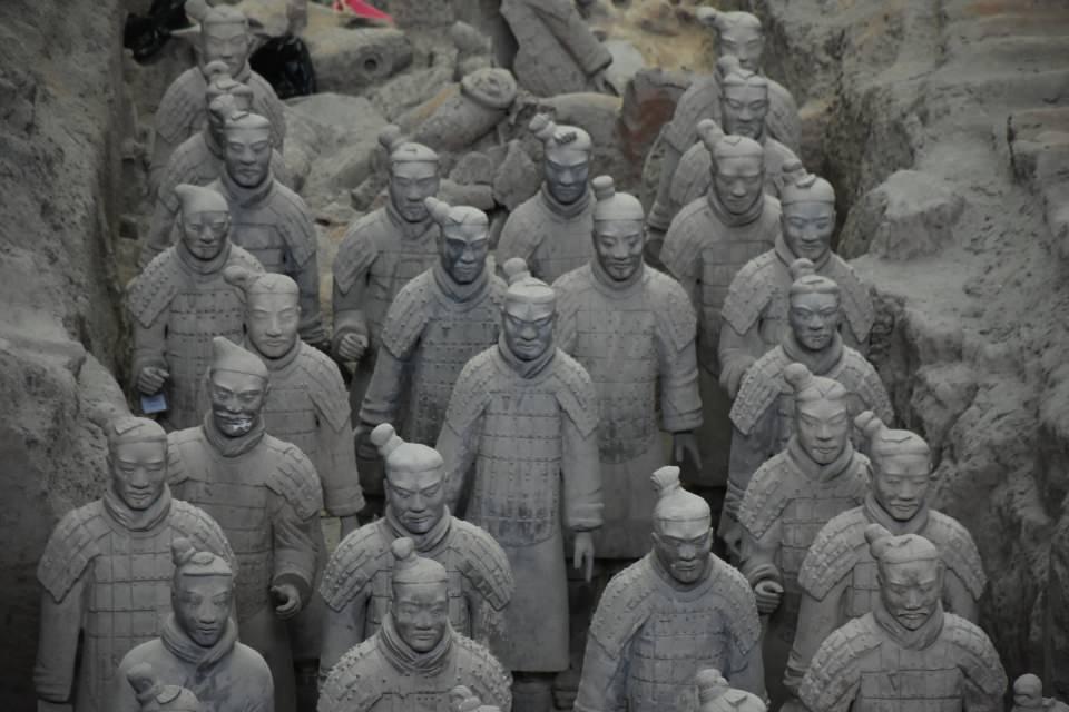 <p>Çin’de yaklaşık 2 bin 200 yıl önce siyasi birliği sağlayan İmparator Çin Şıhuang’ın (MÖ 259-210) imal ettirdiği “Toprak Askerler” (Bingmayong) asırlardır tarihe meydan okuyor. </p>
