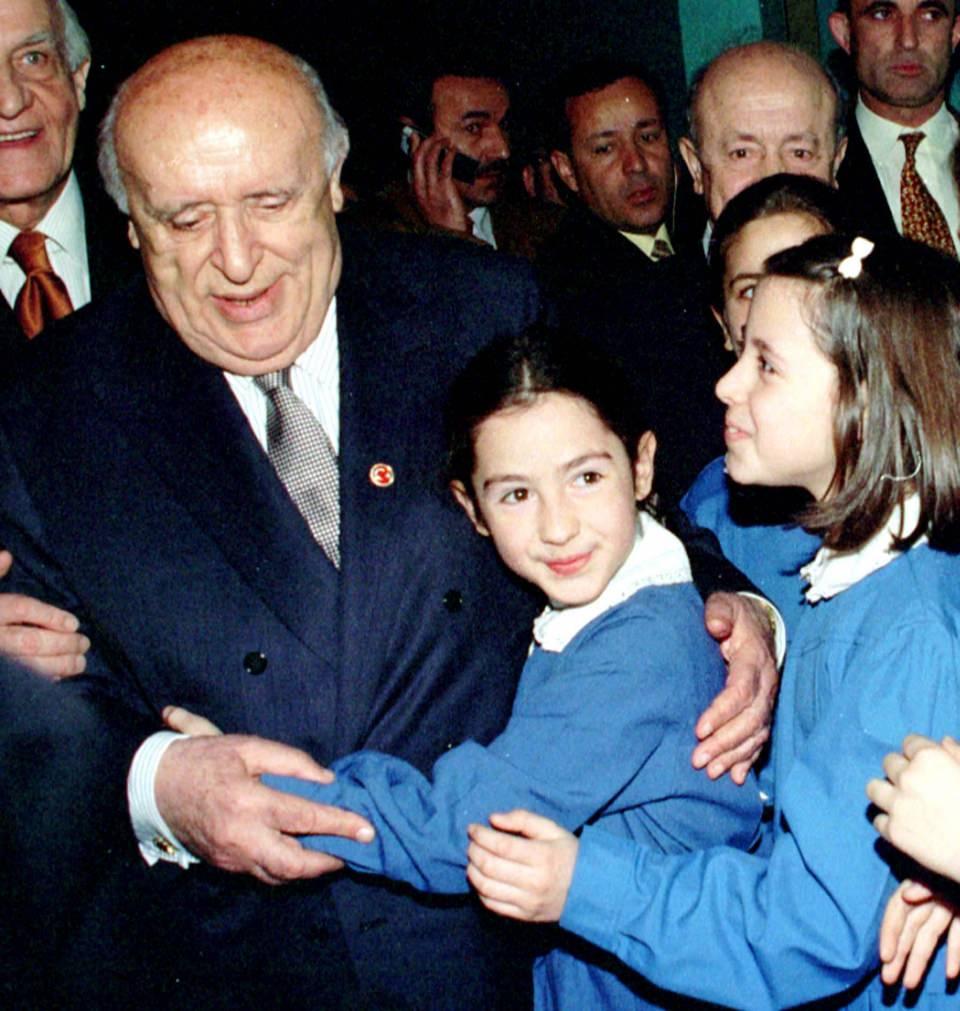 <p>Cumhurbaşkanı Süleyman Demirel, 24 Şubat 2000'de iki okulun açılış törenine katıldı.</p>