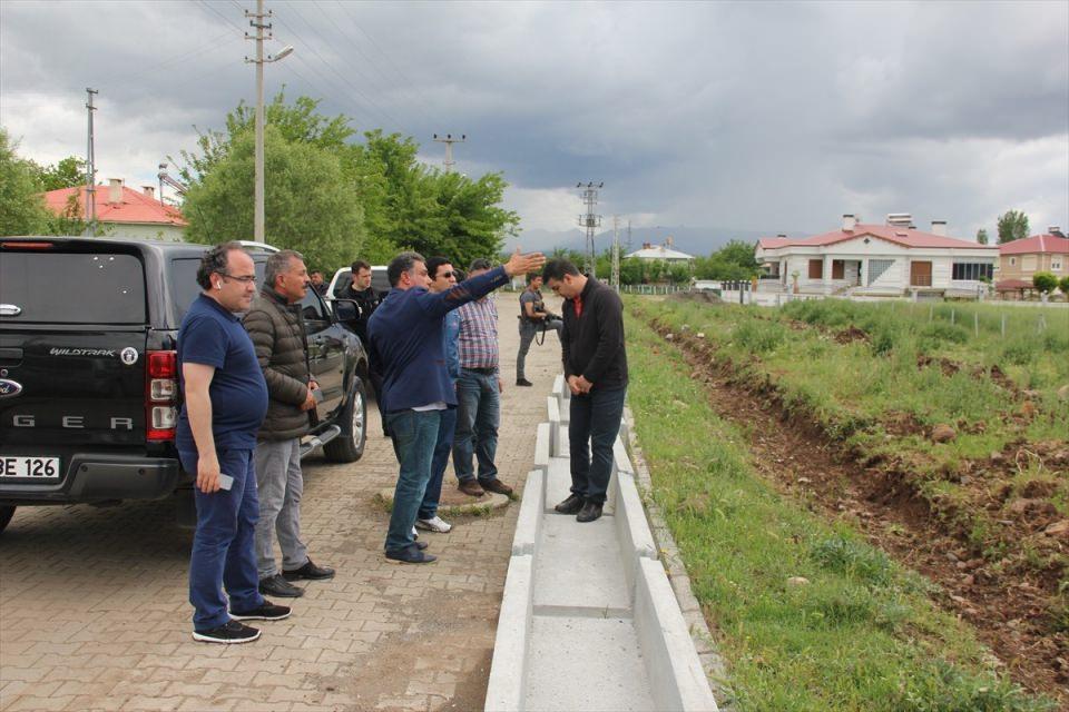 <p><strong>"En önemli yatırımlarımızdan biri de Karakoçan gibi orta ölçekli bir ilçede Türkiye genelinde çok az ilçeye nasip olan doğalgaz meselesini çözdük." ifadesini kullanan Kocabey, şunları kaydetti:</strong></p>
<p>"Doğalgaz ulaşamayan mahallelerimiz var, o eksiklik tamamlanıyor. Yaklaşık 6 milyon lira yatırım bütçesi ayırdık. Onlar da bu sene tamamlanacak. Nüfusumuzun yüzde 90'nından fazlası yeni döşenen hatlardan istifade edip doğalgazı kullanmaya başladı. </p>