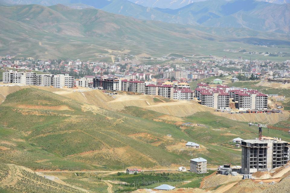 <p>Hakkari'nin Yüksekova ilçesinde PKK'lı teröristlerin saldırılarında evleri ağır hasar gören vatandaşlar, TOKİ tarafından yapılan konutların tamamlanmasıyla "Yeni Yüksekova" olarak adlandırılan modern yaşam alanına kavuşacak.</p>
