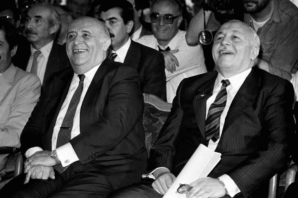 <p>Doğru Yol Partisi (DYP) Genel Başkanı Süleyman Demirel(sağ 2) ve Refah Partisi (RP) Genel Başkanı Necmettin Erbakan(sağda), 29 Nisan 1989'da Demokrasi Kurultayı'na katıldı. </p>