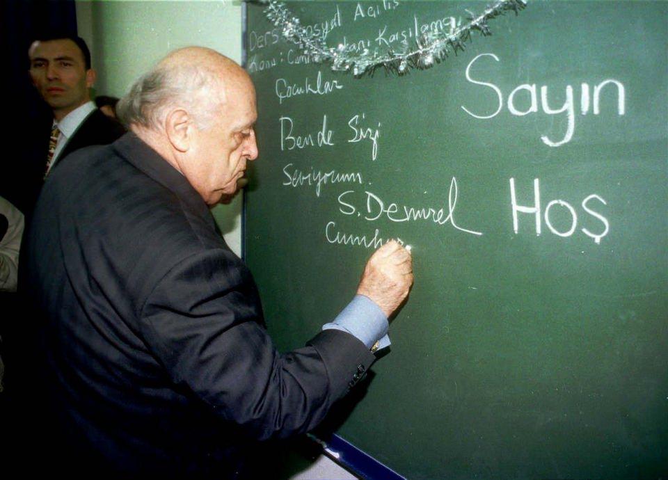<p>Cumhurbaşkanı Süleyman Demirel, İzmir Ticaret Odası tarafından 20 Kasım 1998'de yaptırılan ilköğretim okulunun açılışına katıldı. </p>