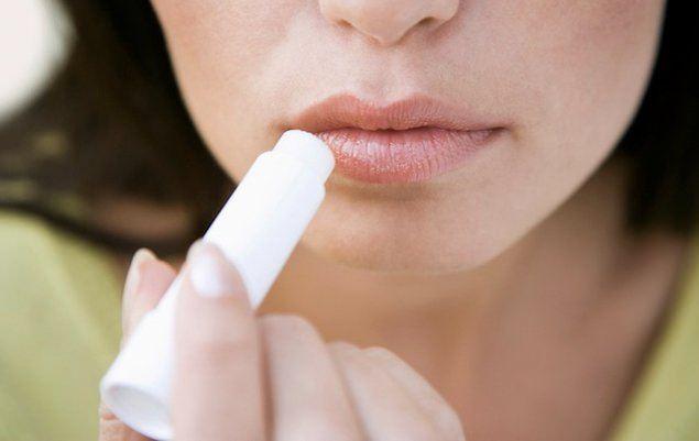 <p>Özellikle de kış aylarında dudakların kurumaması ve çatlaması için kullanılan dudak kremlerini başka hangi alanlarda kullanılabileceğini biliyor muydunuz? İşte yanıtı...</p>

