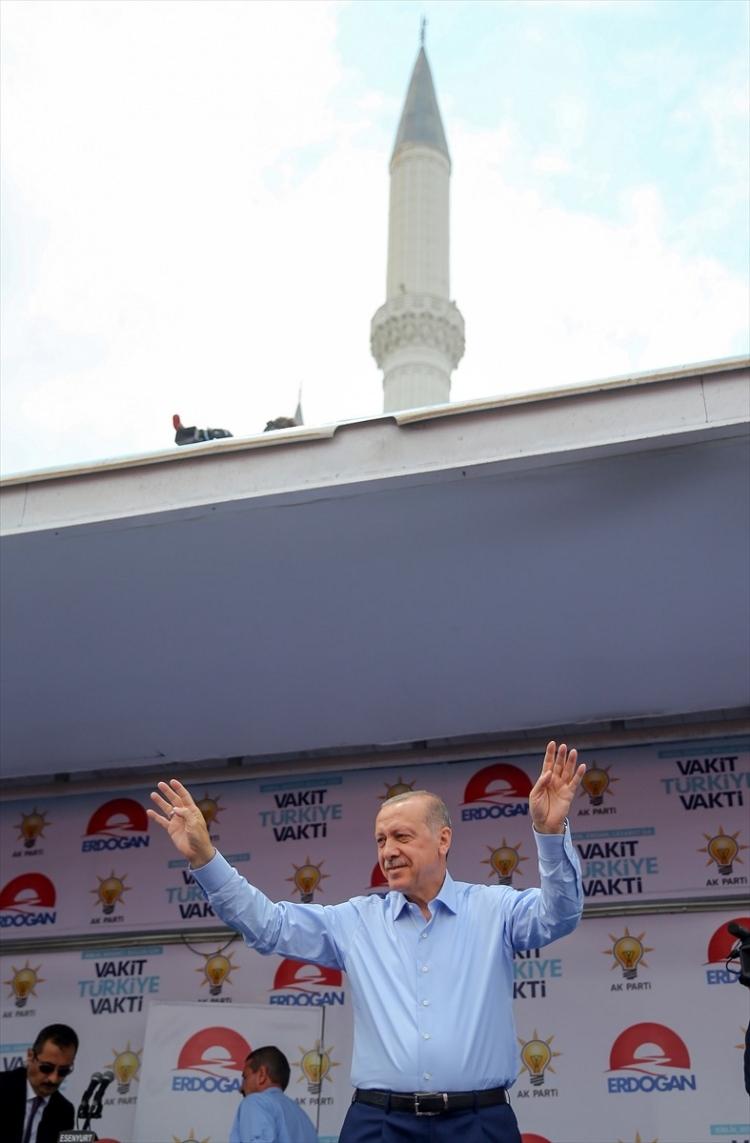 <p>Cumhurbaşkanı ve AK Parti Genel Başkanı Recep Tayyip Erdoğan son saate kadar dur durak bilmeden vatandaşlarla bütünleşti.</p>
