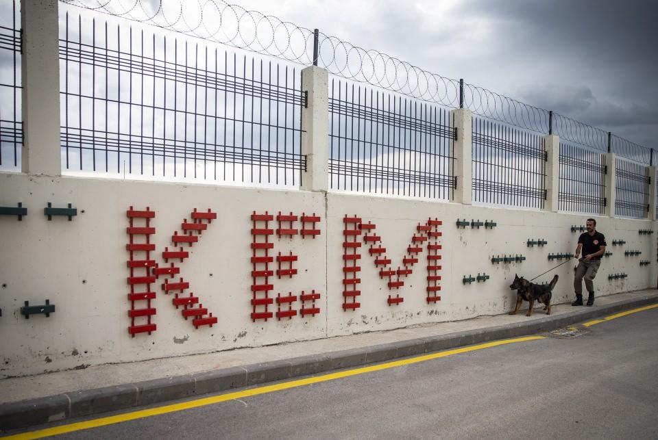 <p><strong>"153 dedektör köpeğimiz var"</strong></p>
<p>Konuya ilişkin değerlendirmelerde bulunan Gümrük Muhafaza Bölge Amiri ve uzman eğitmen Müslüm Dilsiz, dedektör köpeklerin görev yerlerine gönderilmeden önce aylar süren zorlu eğitimlerden geçirildiğini anlattı.</p>