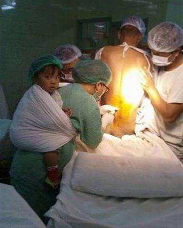 <p>Çocugunu sırtına bağlayarak ameliyata giren doktor.</p>
<p> </p>