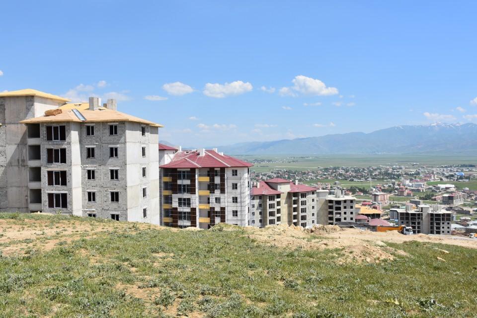 <p>Tamamlanan konutları terör örgütünün mağdur ettiği vatandaşlara teslim edeceklerini dile getiren Kaşıkçı, "Bunda büyük emeği geçen TOKİ'ye, Çevre ve Şehircilik Bakanlığımıza ve özellikle de bu hizmetlerin eksiksiz yerine getirilmesi için talimat veren Sayın Cumhurbaşkanımız Recep Tayyip Erdoğan'a bir kez daha teşekkür ediyorum. </p>