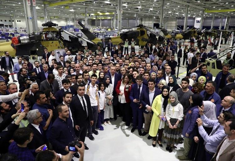 <p>Kotil'den Atak helikopterinin üretim aşamaları, özellikleri ve çalışan personeline ilişkin bilgi alan Erdoğan, gençlere terörle mücadelede Atak helikopterinin önemini anlattı. </p>
<p> </p>