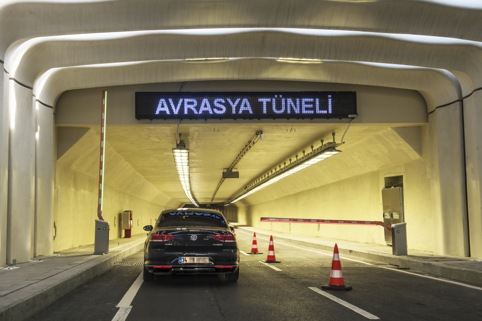 <p><strong>AVRASYA TÜNELİ (2016)</strong><br />
<br />
İstanbul Kazlıçeşme ve Göztepe güzergâhına yapılmıştır. Marmaray'ın yaklaşık olarak 1,8 kilometre kadar güneyinde yer almaktadır.<br />
<br />
Toplam uzunluğu tünel ve bağlantı yolları ile birlikte 1460 metredir. (14,6 kilometredir). Fakat sadece tünel olarak uzunluğu 5,4 kilometredir. Deniz altında geçen tünelin toplam uzunluğu ise 3,34 kilometredir.<br />
<br />
Normal şartlarda Göztepe ve Kazlıçeşme arası 1 saat 40 dakika sürerken bu tünel sayesinde 15 dakikaya inmiştir.<br />
<br />
Proje olarak 2016 yılının en iyi projesi seçilmiştir.</p>