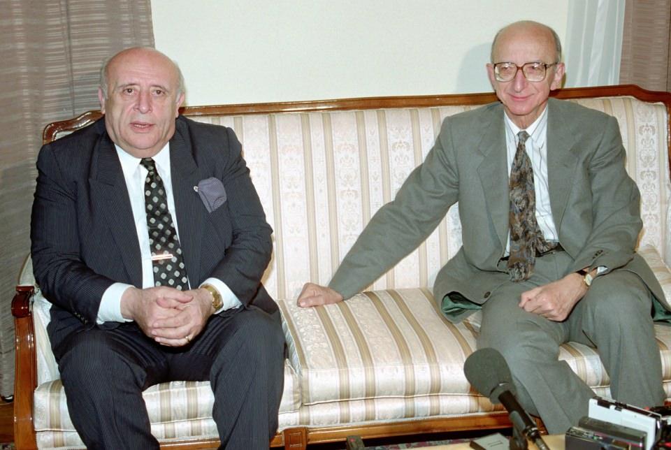 <p>TBMM'de muhalefet zirvesinde Doğru Yol Partisi (DYP) Genel Başkanı Süleyman Demirel (solda), 26 Aralık 1990'da SHP Genel Başkanı Erdal İnönü (sağda) ile bir araya geldi.</p>

