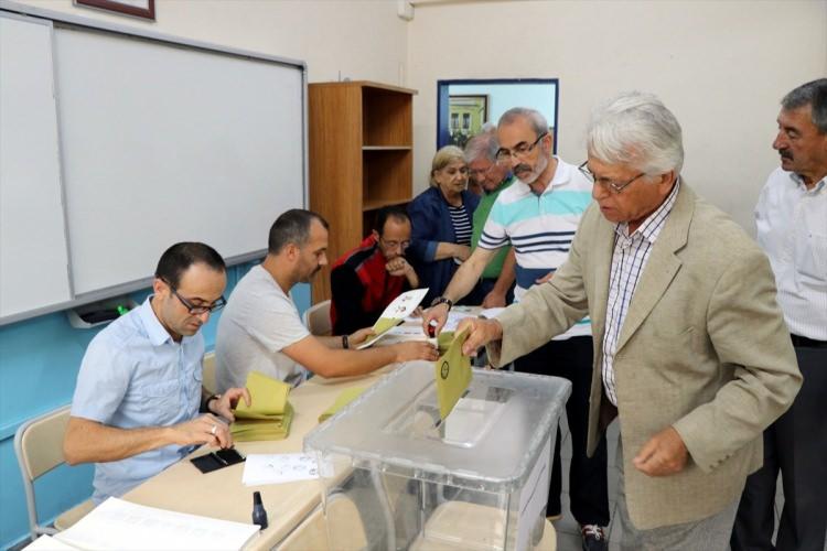 <p>Cumhurbaşkanı ve 27. Dönem Milletvekili Genel Seçimi için Türkiye genelinde oy verme işlmei 08.00 itibarıyla başladı. Seçmenler saat 17.00'ye kadar oy kullanabilecek.</p>
