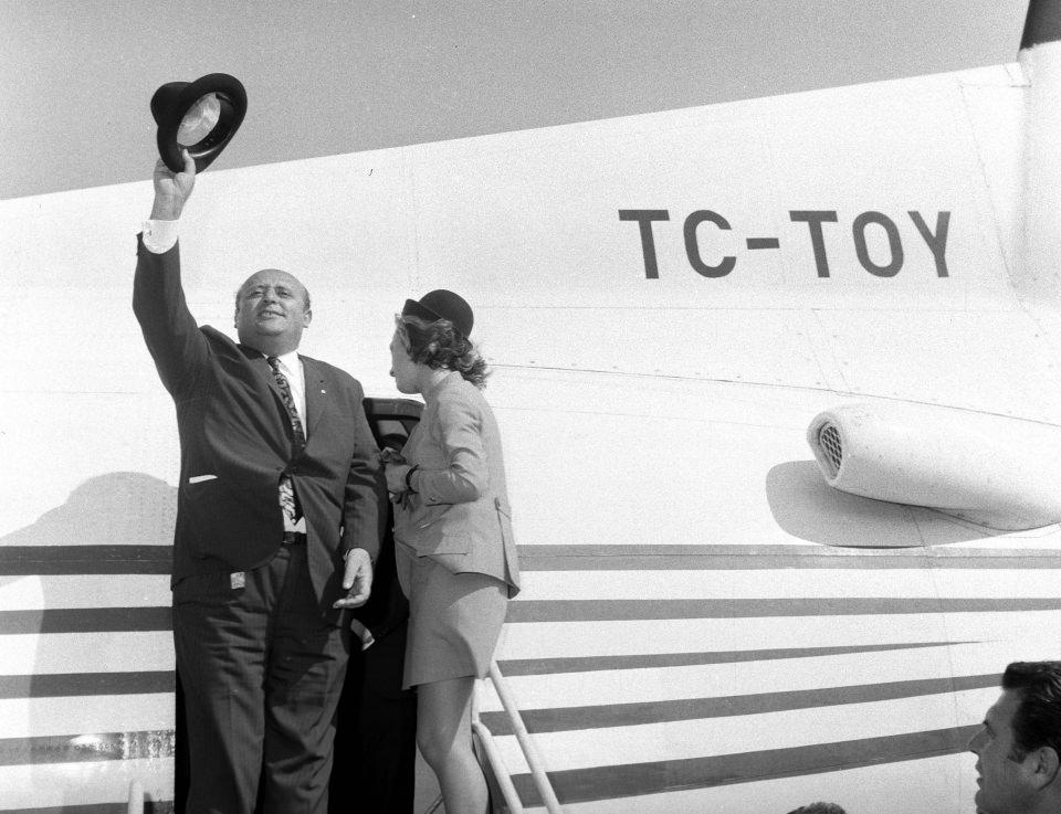 <p>Başbakan Süleyman Demirel, 11 Ekim 1970'de İzmir'den ayrıldı.</p>