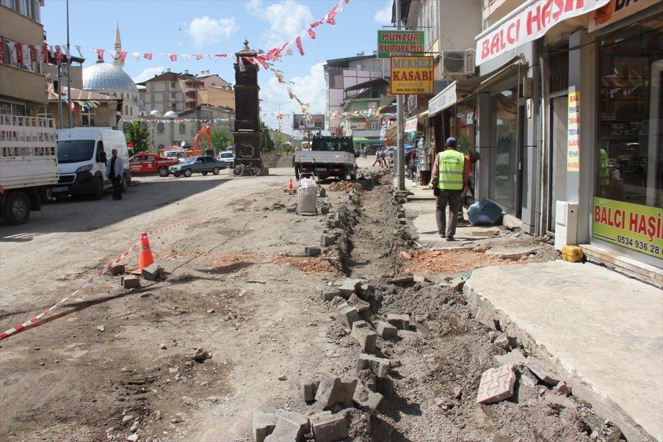 <p><strong>"Sokaklar adeta bir şantiye alanına döndü"</strong></p>
<p>Kaldırım ve yol sorununu çözdüklerini dile getiren Kocabey, ilçenin alt yapı sıkıntısını giderdiklerini kaydetti. Kocabey, "Öncelikle ilçemizin ana sorunları tespit ettik, çözüm için farklı projeler ürettik. Daha sonra bunlar yatırıma dönüştürülmek üzere kaynak arayışına girildi. Bunların büyük bir kısmında da başarı elde edildi. Bütün yatırımlar birer birer gerçekleştirilmeye başlandı. Sokaklarımız adeta bir şantiye alanına döndü." dedi.</p>