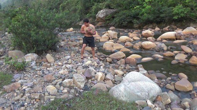 <p><strong>HİÇBİR MASRAF YAPMADAN İNŞA ETTİ, SON HALİ HAYRAN BIRAKTI</strong></p>

<p>Primitive Life isimli YouTube kanalında doğada bulduklarıyla araç gereç yapan yetenekli adam bu sefer akvaryum yaptı.</p>
