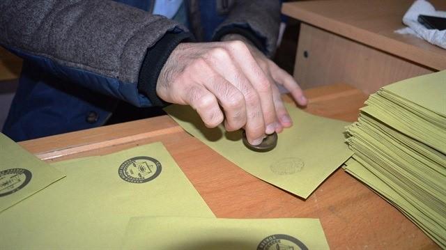 <p>3-) Oy verme kabinine gittiğiniz zaman üzerinde Türkiye Cumhuriyeti kimlik numarasını taşıyan kimlik kartınızı sandık kurulu başkanına verin.</p>

