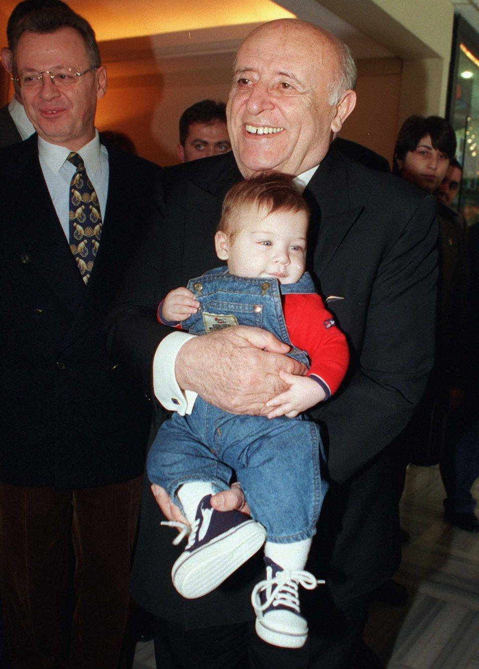 <p>Cumhurbaşkanı Süleyman Demirel, 9 Ocak 1999'da küçük bir çocuğu kucağına alarak sevdi. </p>