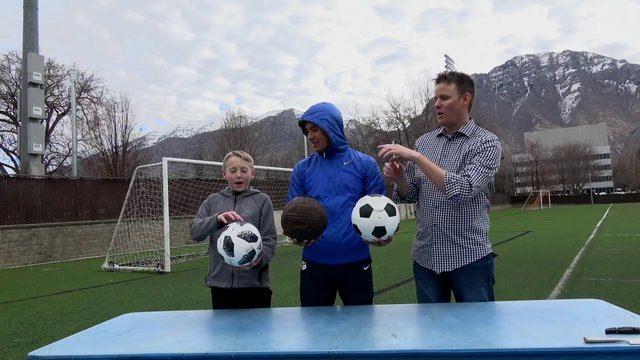 <p>Dünya Kupaları'nda kullanılan topları inceleyen baba-oğul, "The Bucket List Family" isimli YouTube kanalının sahibi Garret'le birlikte topları paramparça etti.</p>

<p> </p>
