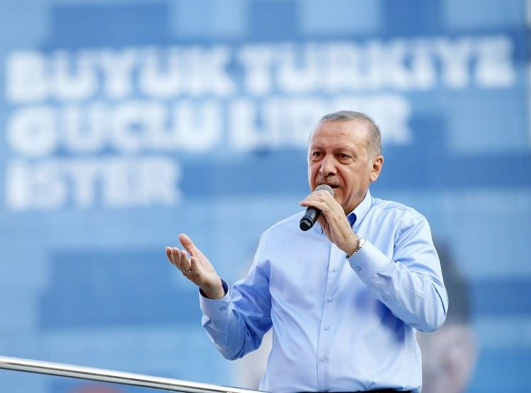 <p>Kişisel verilerin korunmasını isteme hakkı anayasal güvenceye kavuşturulmuştur.</p>
<p> Yurt dışına çıkma hürriyetinin ancak suç soruşturması veya kovuşturması sebebiyle ve hâkim kararına bağlı olarak sınırlanabileceği düzenlenmiştir.</p>