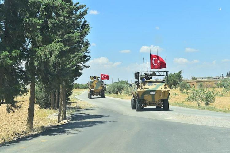 <p>Türk Silahlı Kuvvetleri (TSK) unsurları, Suriye'nin kuzeyinde terör örgütü YPG/PKK'nın işgalindeki Menbiç'te ABD ile ortak devriye faaliyeti gerçekleştirdi. <br />
<br />
TSK operasyonla ilgili fotoğrafları paylaştı.</p>

