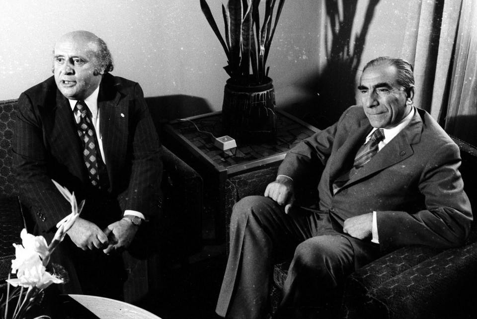 <p>Hükümeti kurmakla görevlendirilen Adalet Partisi (AP) Genel Başkanı Süleyman Demirel, 18 Temmuz 1977'de, MHP Genel Başkanı Alparslan Türkeş ile bir araya geldi. </p>