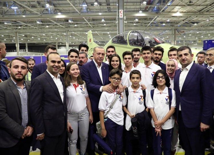 <p>Yerli motor konusunda geç kalındığına dikkati çeken Erdoğan, Kotil'den yerli motorun kısa sürede üretilmesi konusunda söz aldı.</p>
<p> </p>