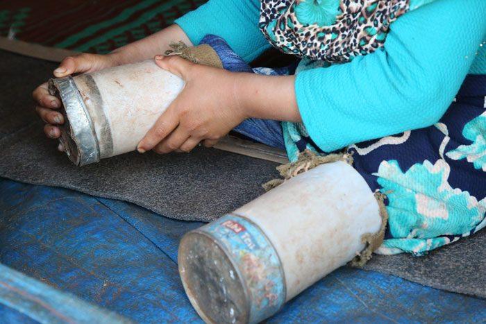 <p>Doğarken bacaklarının dizden altını kaybeden 8 yaşındaki Suriyeli Maya Meri, babasının okula PVC boru  ve konserve kutusundan yaptığı "ayaklarıyla" gidiyor.</p>

<p> </p>
