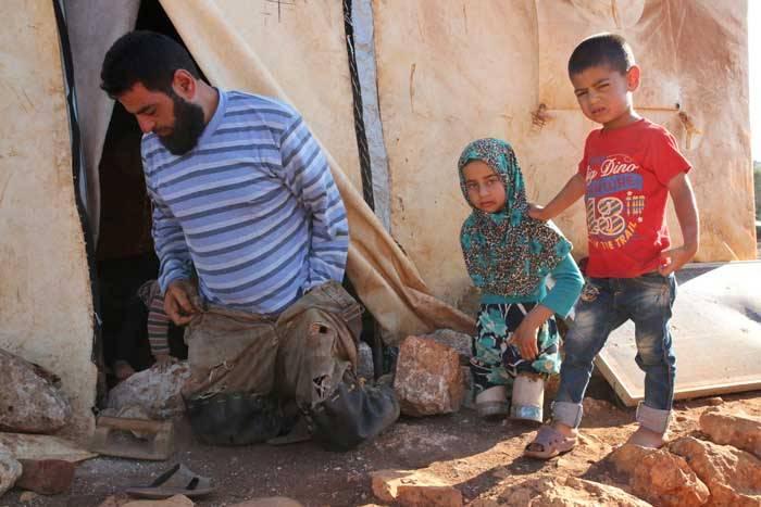 <p>Yıpranmış &ccedil;adırın u&ccedil;masını engellemek i&ccedil;in etrafına b&uuml;y&uuml;k taşlar izen&nbsp; Meri ailesi, g&uuml;nlerini toz ve &ccedil;amur i&ccedil;inde ge&ccedil;iriyor.</p>

<p>&nbsp;</p>
