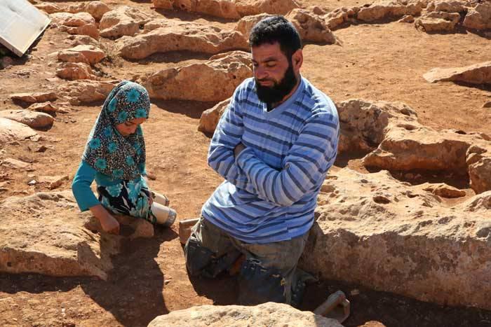 <p>K&uuml;&ccedil;&uuml;k Maya canı yandığı i&ccedil;in okul yolunda bazen de s&uuml;r&uuml;n&uuml;yor.</p>

<p>&nbsp;</p>
