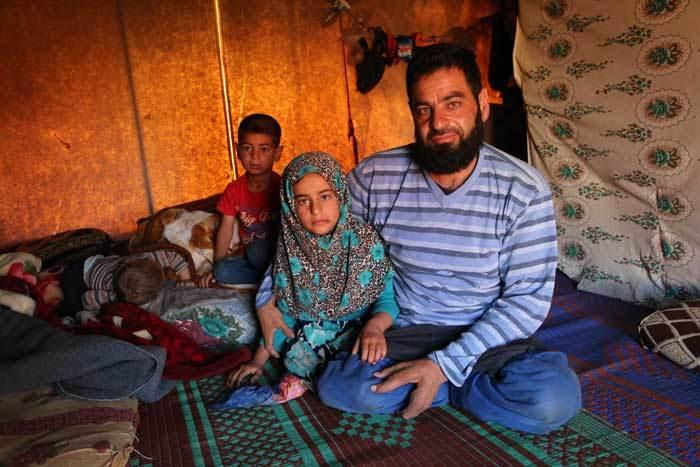 <p>Maya'nın babası Ali Meri de y&uuml;r&uuml;me engelli. Ellerinde de fiziksel bozukluk olan Meri de kamp i&ccedil;inde s&uuml;r&uuml;nerek dolaşıyor.</p>

<p>&nbsp;</p>
