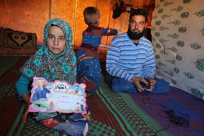 <p>Ali Meri, 6 &ccedil;ocuğuyla g&uuml;nlerinin yazın sıcağı, kışın soğuğu hissettiren &ccedil;adırda ge&ccedil;tiğini s&ouml;yledi.</p>

<p>&nbsp;</p>
