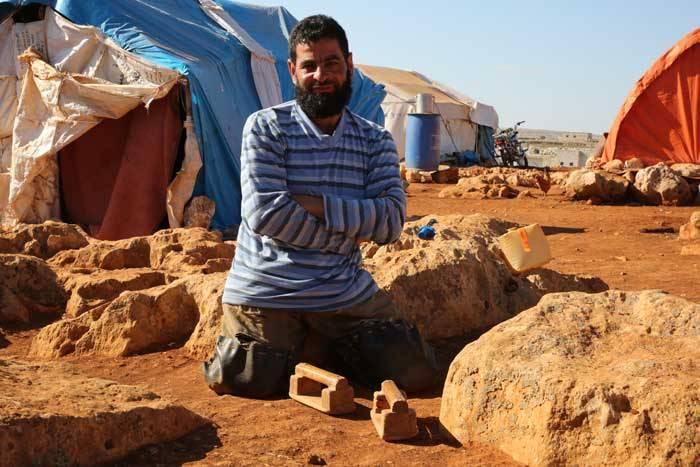 <p>Meri, "Esed rejiminin hava saldırılarından İdlib&rsquo;in kuzey kırsalına g&ouml;&ccedil; etmeye mecbur kaldık. 8 yaşında y&uuml;r&uuml;me engelli bir kızım var. Doğum esnasında bacaklarında bozukluk olduğu i&ccedil;in doktorlar bacakları dizlerinden kestiler"&nbsp; dedi.</p>

<p>&nbsp;</p>
