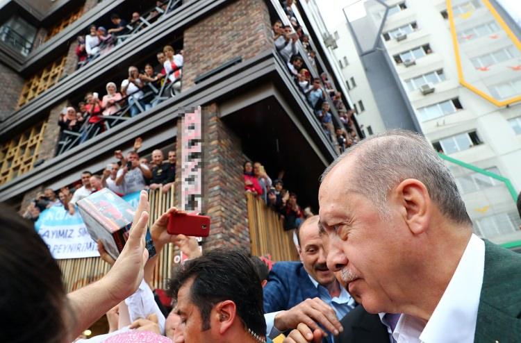 <p>Cumhurbaşkanı Recep Tayyip Erdoğan, Samsun’da yaptığı mitingin ardından otobüsüne bineceği sırada esnafın çay-simit daveti üzerine ikram edilen çay iye birlikte simit yedi.</p>
