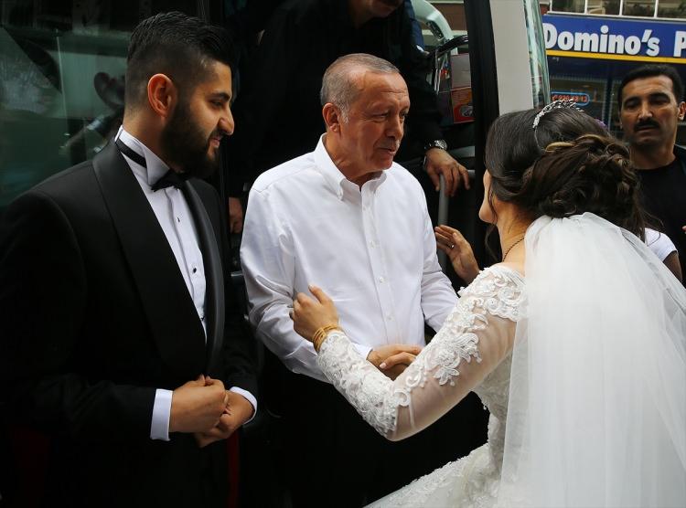 <p>Cumhurbaşkanı ve AK Parti Genel Başkanı Recep Tayyip Erdoğan, Samsun'da partisinin Cumhuriyet Meydanı'nda düzenlediği mitinge katıldı. Cumhurbaşkanı Erdoğan, yeni evlenen bir çifti tebrik etti.</p>
