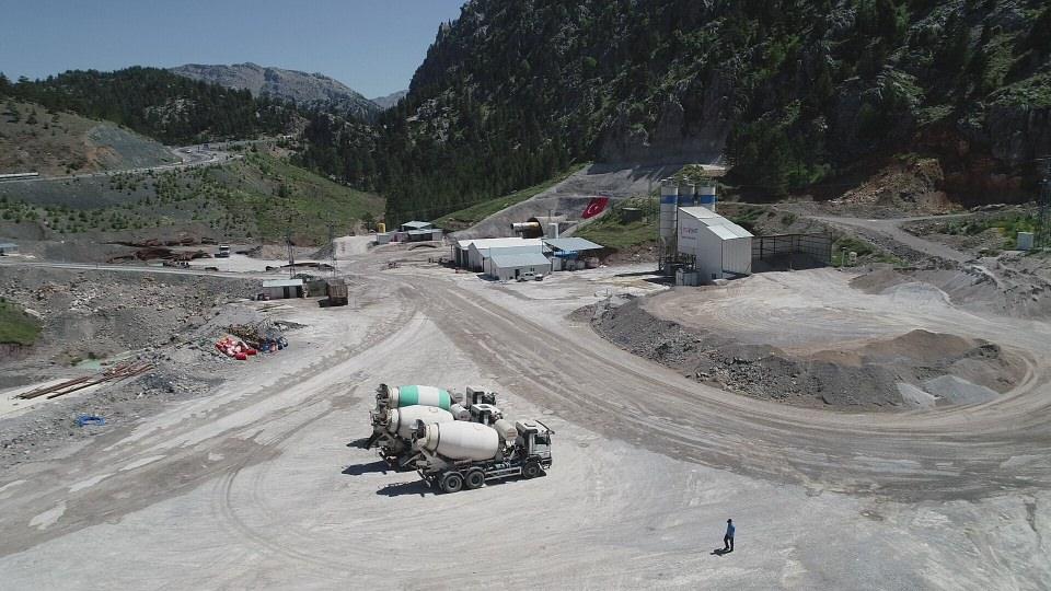 <p>Ankara ile Antalya arasındaki trafik aksının yükünü çeken güzergahta yer alan tünel, kış aylarında etkili olan tipi ve buzlanma nedeniyle yaşanan çileli yolculuğa son verip, güvenli ve konforlu yolculuk imkanı sağlayacak.</p>

<p> </p>

