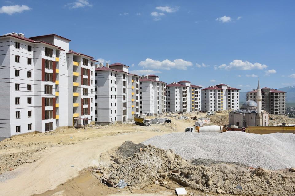 <p>Orası sadece yeni binaların yükseldiği bir alan değil. Modern caddeleriyle, modern parklarıyla, sosyal yaşam alanlarıyla yeni bir yaşam alanı, yeni bir sosyal alana dönüşüyor. Artık günümüzün, şehirciliğin gerektirdiği bütün ihtiyaçlar orada olacak. </p>