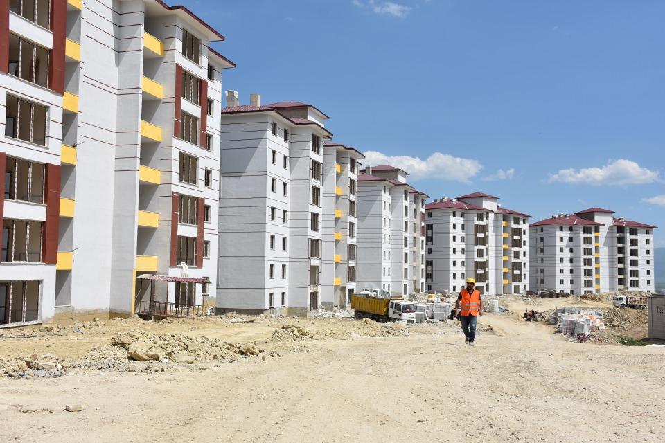 <p><strong>"Vatandaşları modern yaşam alanlarına kavuşturacağız"</strong></p>
<p>Bölgenin yeni bir yaşam alanına dönüşeceğinin altını çizen Kaşıkçı, şunları kaydetti:</p>
<p>"İnşallah bu bin 830 konutu eylül ayı itibarı ile tamamladığımızda ve teslim ettiğimiz zaman geride kalan konutları da yıl sonu itibarı ile tamamlamayı ve insanlarımıza sunmayı hedefliyoruz. </p>