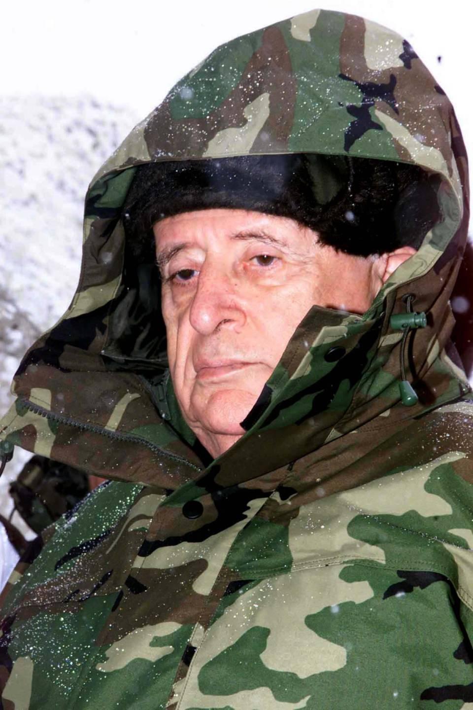<p>Cumhurbaşkanı Süleyman Demirel, 23 Şubat 2000'de Türk Silahlı Kuvvetleri'nin planlı tatbikatlarından olan Kış-2000 Tatbikatı'nı izlemek üzere Erzurum'a geldi. </p>
