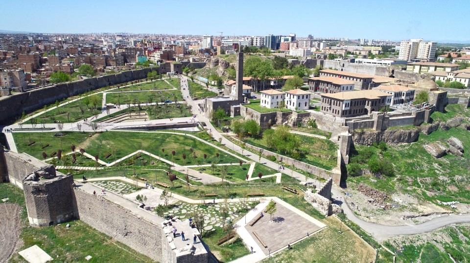 <p>Terör örgütü PKK mensuplarının 3 yıl önceki saldırıları sonucu tahrip olan Diyarbakır'ın merkez Sur ilçesinin yeniden cazibe merkezi haline getirilmesi için Çevre ve Şehircilik Bakanlığınca lyar lirayı aşan yatırım yapılıyor.</p>
