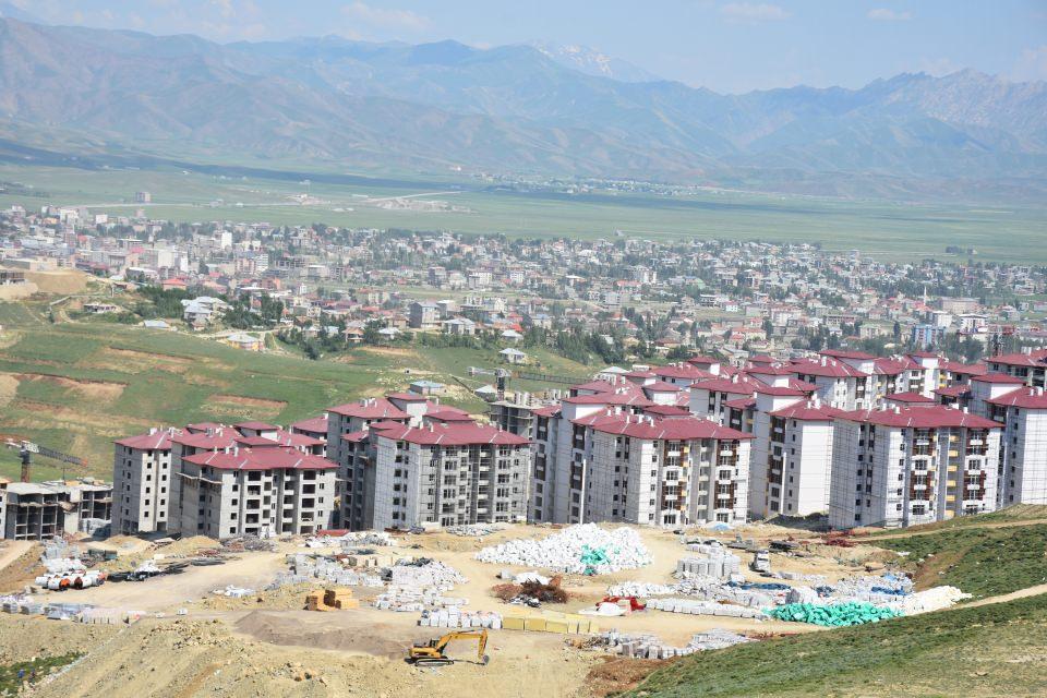 <p>Vatandaşlardan Umut Can da konutların tamamlanmasını ve yeni yerleşim yerine geçmeyi beklediklerini dile getirerek, konutların ilçeye yeni bir hava kattığını ve yeni bir şehri andırdığını söyledi. </p>
