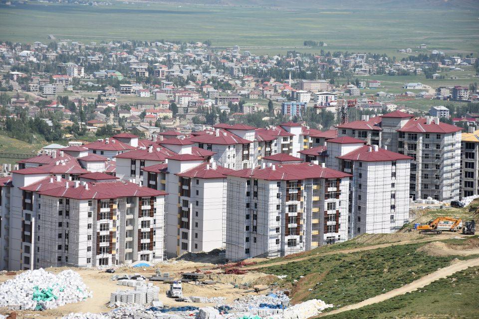 <p>Doğalgazla uyumu, çevre düzenlemeleri, park, taziye evi, cami, okul ve iş yerleri ile modern standartlarda yapılan 3 bin 63 konuttan, fiziki durumu büyük ölçüde tamamlanan bin 830'unun yıl sonunda hak sahiplerine teslim edilmesi hedefleniyor. </p>
<p> </p>