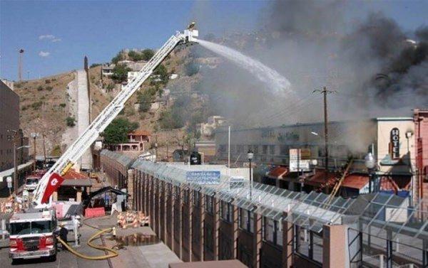 <p>Sınırı geçmeden Meksika'daki yangını söndüren Amerikan itfaiyecileri.</p>
<p> </p>