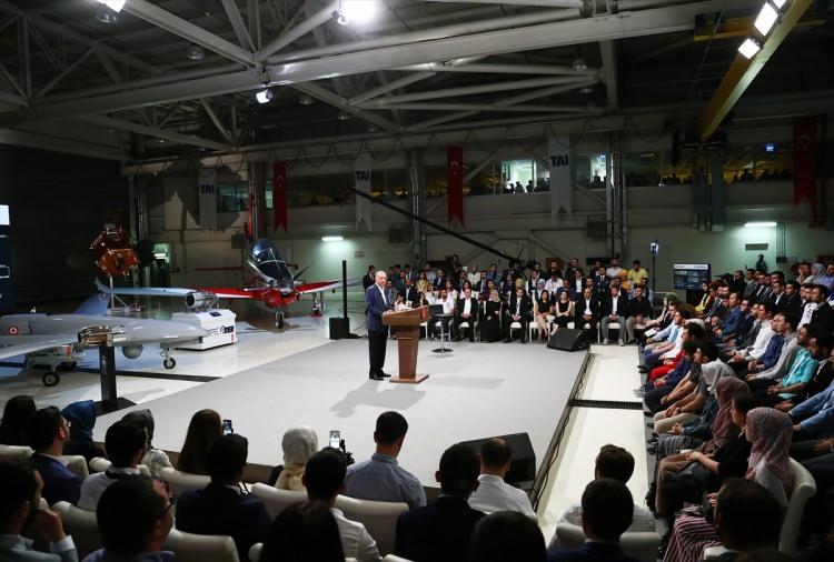 <p>Erdoğan, daha sonra kendisine eşlik eden öğrencilerle fotoğraf çektirdi ve sohbet etti.</p>