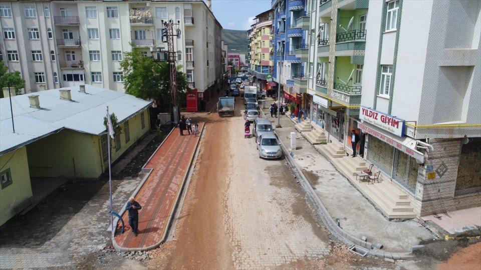 <p>İlçemizin 13 kilometrelik kaldırım, 6 kilometrelik yolu sıcak asfalt yapmak için çalışma başlattık. Büyük bir kısmı tamamlandı inşallah temmuz ayı içerisinde kalan kısmın tamamlanmasıyla ilçemiz daha güzel ve temiz olacak."</p>