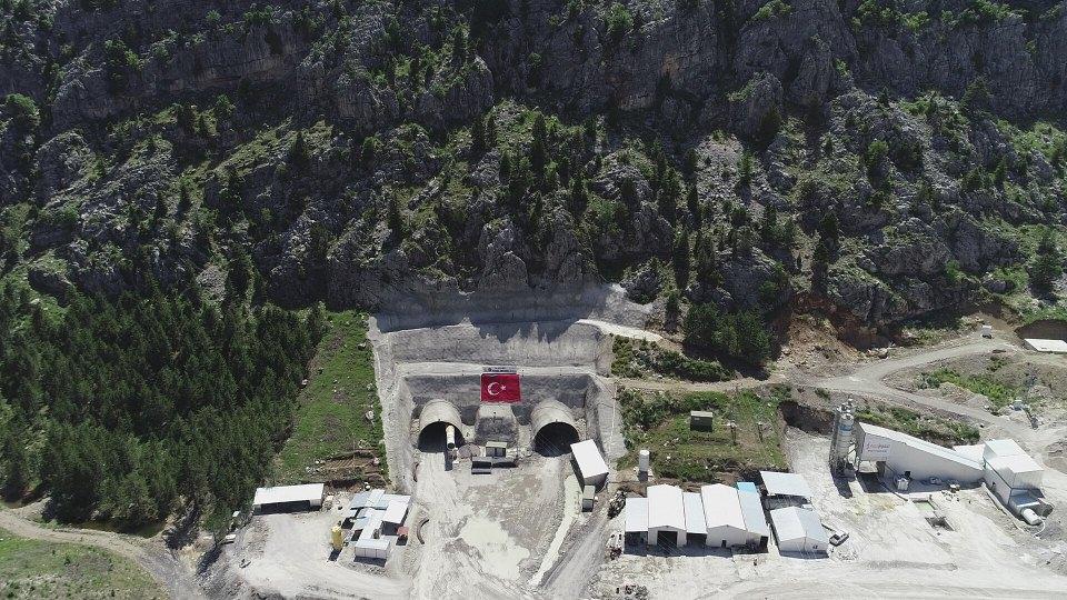 <p>AA muhabirinin, Karayolları Genel Müdürlüğünden derlediği bilgiye göre, Antalya-Konya karayolu üzerinde iki yıl önce yapımına başlanan 7 bin 300 metre uzunluğundaki Alacabel Tüneli'nde çalışmalar sürüyor.</p>

<p> </p>
