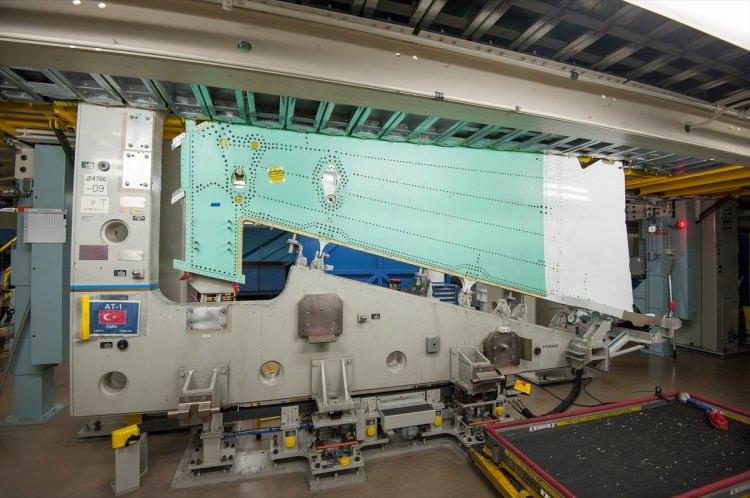 <p>İlk 9 ülkeden biri olan Türkiye F-35’in tasarım ve parça imalatından da pay aldı.</p>
