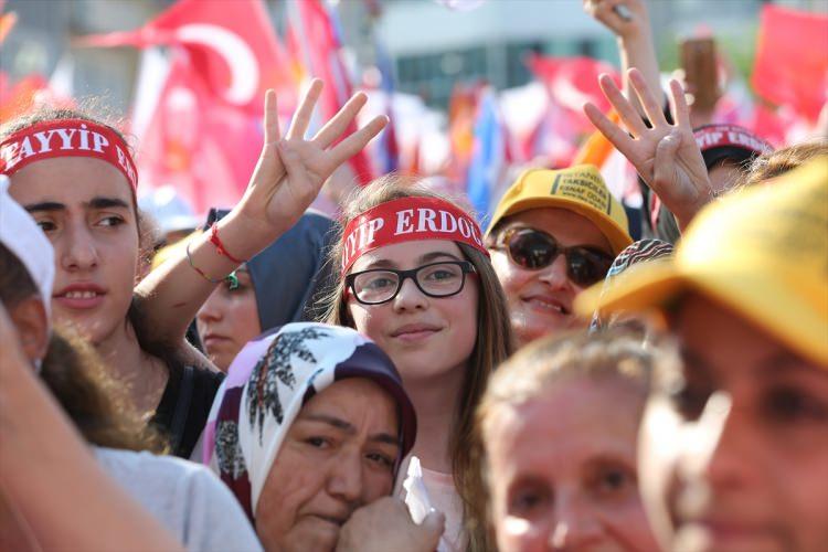 <p>Vatandaşlar Erdoğan'a sevgi gösterisinde bulundu.</p>
