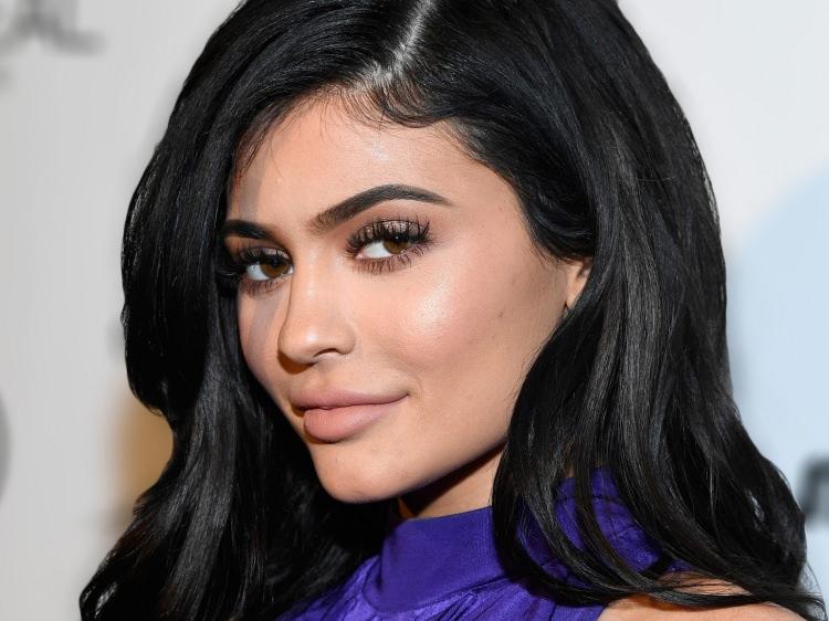 <p><strong>Klylie Jenner </strong></p>
<p>Ünlü model Kylie Jenner, Instagramda en çok takip edilen ünlülerden biri. Jenner'ın 100 milyon takipçisi var. </p>
<p> </p>